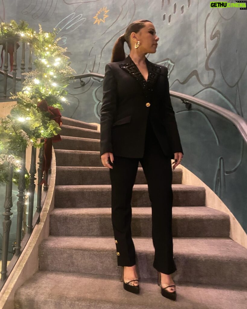 Jessica Parker Kennedy Instagram - Thank you to @MetMuseum for hosting #PercyJackson and thank you to @Versace for this insane suit 🐍 @PercySeries premieres tomorrow Dec 20th on @DisneyPlus ⚡️ Styled by @highheelprncess