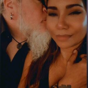Jessica Pimentel Instagram - Happy New Year!¡Feliz Año Nuevo! Gott Nytt År!
Love love love love love is the answer.
🥂🍇
#teamhaake #haakentel 
#allblackeverything #allhaakeeverything