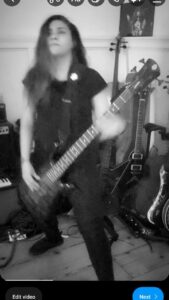 Jessica Pimentel Instagram - Haven't played bass in 4 years. Haven't played this song in 9 years. Felt like the perfect way to say goodbye to my neighbors 👋 @desolate_nyc @officialspector @darkglasselectronics @aguilaramp #jessicapimentelmusic #bassface