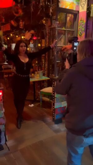 Jessica Pimentel Instagram - GO! 
Tack till alla som har gett mig så varma önskningar efter att ha läst om mig som bor i Sverige i @aftonbladet  @aftonbladetnoje.  Speciellt tack till er som blev medlemmar bara för att läsa hela artikeln!  Det här är så coolt och så overkligt. 
Jag är ödmjuk.
Håll ett öga öppet för den tryckta versionen och spara några till min familj i USA!

Thank you to everyone who has given me such warm wishes after reading about me living in Sweden in the @aftonbladet   @aftonbladetnoje Special thanks to those of you who became members just to read the full article! This is so cool and so surreal. I am humbled. Keep an eye open for the printed version and save me some for my family in the US! 

Tack 
@sofia.hardrock 📝
@nilsp1 📸
@voodooroomsthlm 🍛🥂
❤️ Tomas Haake 🤵🏼‍♀️💍👰🏽‍♀️

#sweden #aftonbladet #🗽 #🇸🇪 #surreal #timemachinemoments #atthegates