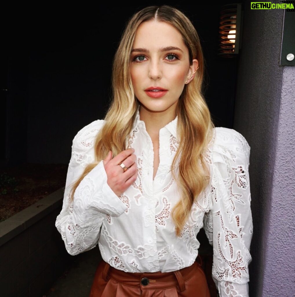 Jessica Rothe Instagram - Press day oh heyyyy ❤️ Thank you to the brilliant @mollyddickson @jennakristina and @bobbyeliot for reminding me that beautiful clothes and fancy makeup and hair are a lovely alternative to my usual COVID uniform of day old sweats and a messy top knot. @divine__heritage @katespadeny @annasheffield @allmylifemovie @universalpictures