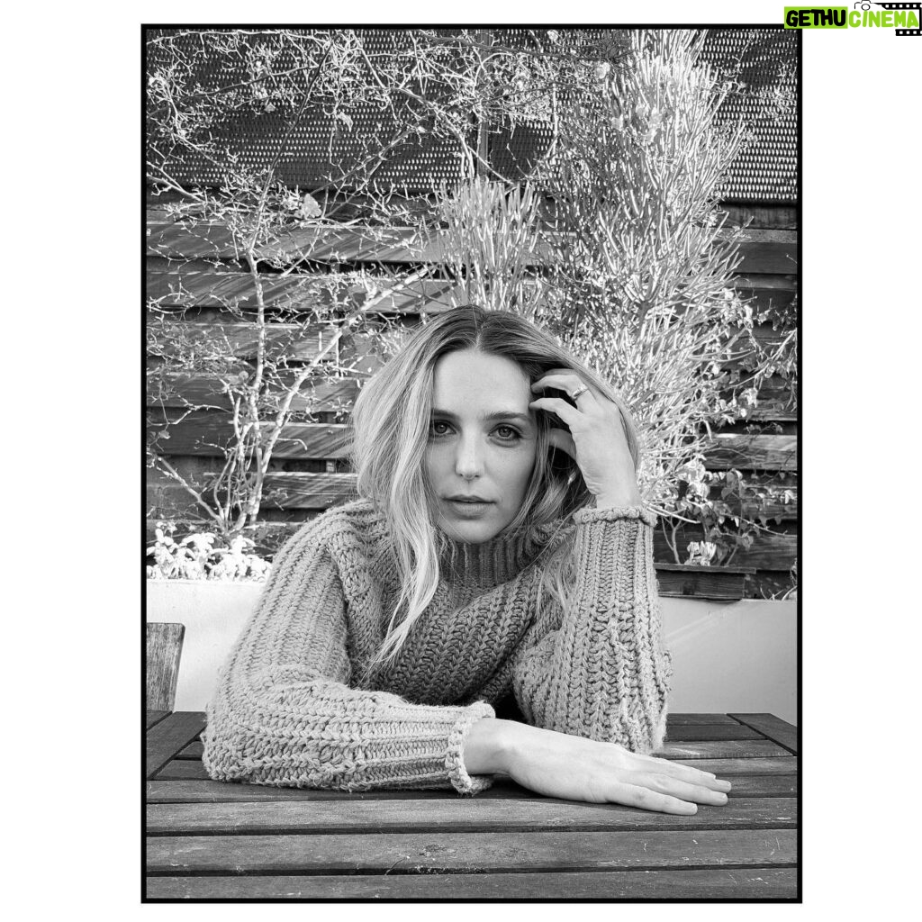 Jessica Rothe Instagram - Somehow, despite my grumpy ass WiFi and my complete technological incompetence, @roseandivyjournal managed to capture these photos in my LA backyard CROSS COUNTRY with the help of an app, my tech savvy glam squad, and the power of pamplemousse lacroix. The internet is amazing. 💁‍♀️ @bobbyeliot 💄@jennakristina. @roseandivyjournal ❤️ link for the article in my stories!