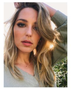 Jessica Rothe Instagram - Post shoot photo shoot with a special guest appearance 🐶 Face by @tobyfleischman ❤️ Hair by @davestanwell ❤️ Otis by Otis