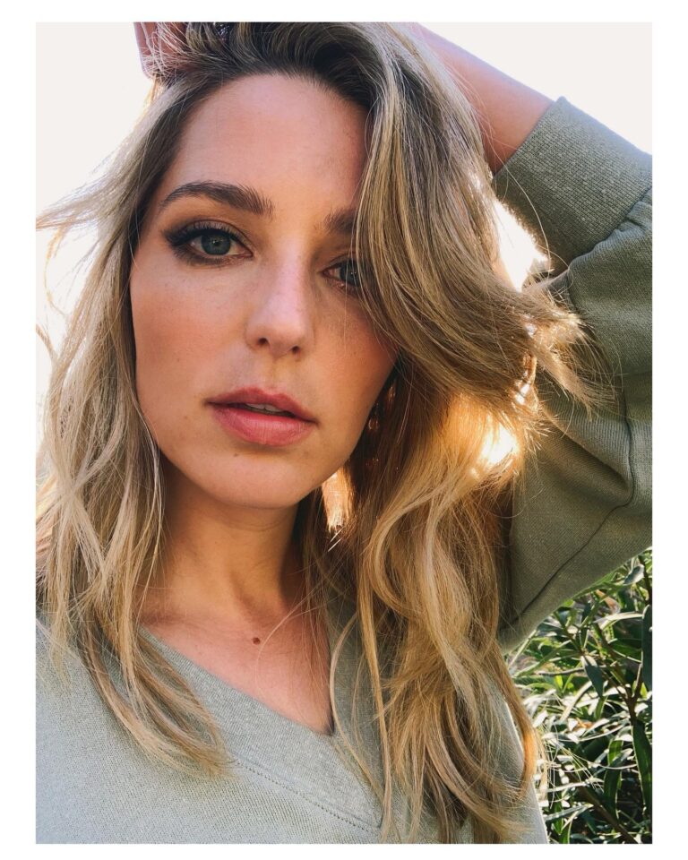 Jessica Rothe Instagram - Post shoot photo shoot with a special guest appearance 🐶 Face by @tobyfleischman ❤️ Hair by @davestanwell ❤️ Otis by Otis