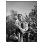 Jessica Rothe Instagram - Somehow, despite my grumpy ass WiFi and my complete technological incompetence, @roseandivyjournal managed to capture these photos in my LA backyard CROSS COUNTRY with the help of an app, my tech savvy glam squad, and the power of pamplemousse lacroix. The internet is amazing. 💁‍♀️ @bobbyeliot 💄@jennakristina. @roseandivyjournal ❤️ link for the article in my stories!