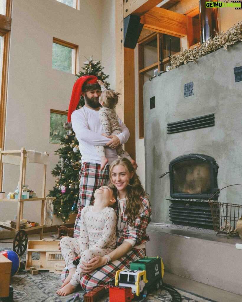 Jessica Sipos Instagram - Christmas Day magic 🎄✨