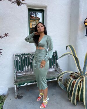 Jessica Sula Instagram - What I really love is the chalk underneath the bench. It pulls it all together. Thank you @tiffdoeshair, @laurencatherinebeauty and @madisonguest for making me feel like a put together lady. #readysetpanic @paniconprime 🧜🏽‍♀️🧜‍♂️🧜🏽‍♀️