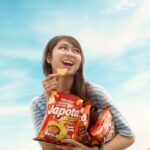 Jessica Veranda Tanumihardja Instagram - Hollaaaa, siapa nih yang sama kaya aku? Seneng banget kalo udah main sambil ngemil Japota Sambal Bawang di bawah langit cerah gini! ☀️☁️ Apalagi chips Japota yang tipis dan krenyes, ditambah taburan bits daun jeruk aslinya selalu bisa bikin happy! Udah pasti #GakCukupSatu deh kalo ngemil ini 😆 Penasaran kan? beli dan buktiin sendiri deh senagih apa Japota Sambal Bawang!