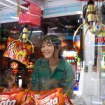 Jessica Veranda Tanumihardja Instagram - Kaget banget lagi jalan-jalan ke mall dan ngeliat ada claw machine isinya snack kesukaan aku 😍 Wah, game apapun bakal aku menangin sih kalau hadiahnya Japota Sambal Bawang! 😂 Keripik kentangnya yang tipis dan krenyes bikin semangat, ditambah rasanya yang pedas dan segar dari taburan bits daun jeruk aslinya bikin Japota Sambal Bawang pedasnya #GakCukupSatu Komen dong, kalian udah cobain juga belum?