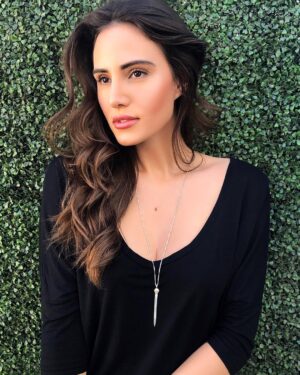 Jessica Versteeg Instagram - One of my best girlfriends @_kaitlynstuart_ started this beautiful necklace line @doublebankbrand inspired by her own #thoroughbreds 🐎 and she makes them in southern CA with love ❤️ I am obsessed 🙌🏼 #girlboss