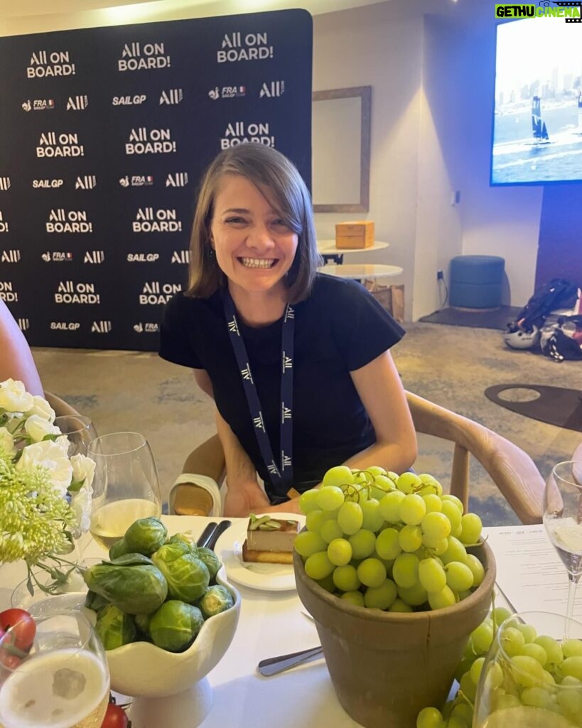 Jessica Watson Instagram - Love playing sailing fan 💙, especially with the recent @sailgp on Sydney Harbour! Thanks to @all.pacific, @novotelsydneycity, @birdiebarandbrasserie.