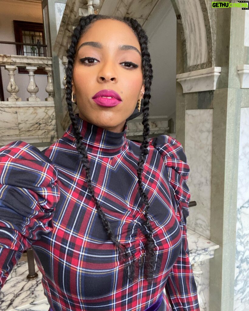 Jessica Williams Instagram - 🥰 Face & Hair Details🥰 Makeup: @official_maria_asadi Hair: @jamescatalanohair Styling: @sarahslutsky Dress: @autumn_adeigbo