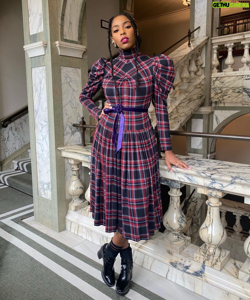 Jessica Williams Instagram - First Fantastic Beasts: the Secrets of Dumbledore Press day And I’m giving Avril! Thank you for the beautiful dress, @autumn_adeigbo 😭 True size 11 boots: @toryburch Styling: @sarahslutsky Hair: @jamescatalanohair Makeup: @official_maria_asadi Brows: @rashellbeauty