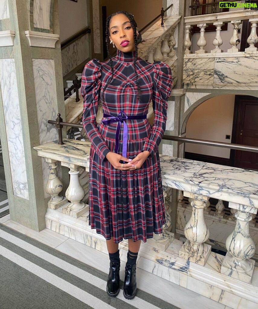 Jessica Williams Instagram - First Fantastic Beasts: the Secrets of Dumbledore Press day And I’m giving Avril! Thank you for the beautiful dress, @autumn_adeigbo 😭 True size 11 boots: @toryburch Styling: @sarahslutsky Hair: @jamescatalanohair Makeup: @official_maria_asadi Brows: @rashellbeauty