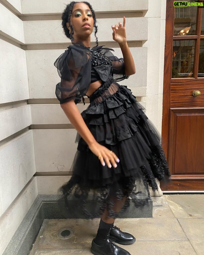 Jessica Williams Instagram - Throwing it back a few weeks ago now that I’m a bit more rested! 🕷🕸🕷 Thank you sooo much @simonerocha_ Shoes: @drmartensofficial Styling: @sarahslutsky Makeup: @official_maria_asadi Hair: @jamescatalanohair