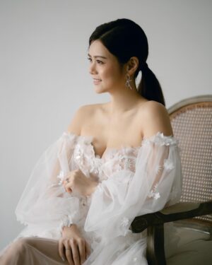 Jessie Fong Win-Lam Instagram - True love is when both people think they’re the lucky one ♡✿ - Jessie and Ryan #TBWLOVERS 
-
Photo @janetchanphotography 
MUA @joman_wedding @elyselovelife 
Gown @tobewed_official @tomsebastien_official 
Suit @hiatushk 
Earrings @chelleryhk 
Bride to be @lamlamjessie 
-
Book your appointment now .
#tobewedhk #romanticbride #jomanelyse