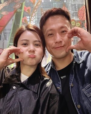 Jessie Fong Win-Lam Instagram - 趁住3月14白色情人節💕 兩口子搵間餐廳撐下枱腳，傾吓未來嘅發展大計🤭 點知搵到呢間都真係幾驚喜嘅餐廳，價錢唔貴，好味得黎，個視覺效果都幾好🤩

圖1. 久違的casual自拍
圖2. 招牌法式香檳芥末鴨，好睇又好食😋
圖3. Blackpink炸雞 (老公話啲雞好嫩滑，個醬好特別好好味)
圖4. 特濃麻辣龍蝦汁燴鮑魚海鮮飯，呢個飯我食咗大半兜🙈因為實在太好味，仲要有飯焦🤤🤤
#JR914921 #JR23122724221 

餐廳: @chapterthree_hk