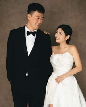 Jessie Fong Win-Lam Instagram - 明天做人妻了👰🏻‍♀️
我現在已經乖乖的獨守空房，等待明天的來臨😊
今晚要好好享受睡眠，因為從今以後，他的鼻鼾將會每幾晚從我的甜夢裏驚醒我🙂直到永遠，阿門🙏🏻
不知我的未婚夫在隔離房做什麼呢？希望他看到我這個post會更加愛我😊 

#最後就是我獨守空房的照片
#JR914921 #JR23122724221

Photography  @thehourgallery
Wedding gown  @tickledpinkbridalhk
BTS Video  @manfo.videography
MUA阿歷  @Stylemybride
Jewellery  @wowfashionhk