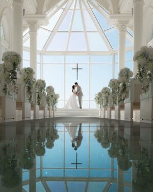 Jessie Fong Win-Lam Instagram - 沖繩篇👰🏻‍♀️ 

點解會選擇喺沖繩行禮？答案係因為一張機票✈️🤭
其實本來我心目中嘅婚禮一路都想喺泰國或者峇里舉行
不過有一日，我上網搶到兩張$10嘅沖繩機票，當我search緊沖繩有咩玩之際，就比我見到呢個咁靚嘅教堂💒 然後就決定去沖繩行禮喇🥰

喺呢個教堂行禮，真係好似迪士尼啲公主咁🥹🩷
*佢都好似王子🙈🙊🙉😝*

就係咁，一切就係由呢兩張$10機票開始😂😂
有時你計劃咗嘅嘢未必實行到，冇計劃嘅嘢又突然之間變咗一個計劃，人生……真係充滿驚喜🤩

好多謝 @tobewed_official 咁靚嘅婚紗俾我帶去行禮🥰我真係好鍾意呢套婚紗🩵

#JR914921 #JR23122724221