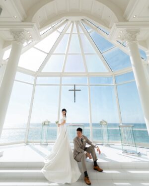 Jessie Fong Win-Lam Instagram - 沖繩篇👰🏻‍♀️ 

點解會選擇喺沖繩行禮？答案係因為一張機票✈️🤭
其實本來我心目中嘅婚禮一路都想喺泰國或者峇里舉行
不過有一日，我上網搶到兩張$10嘅沖繩機票，當我search緊沖繩有咩玩之際，就比我見到呢個咁靚嘅教堂💒 然後就決定去沖繩行禮喇🥰

喺呢個教堂行禮，真係好似迪士尼啲公主咁🥹🩷
*佢都好似王子🙈🙊🙉😝*

就係咁，一切就係由呢兩張$10機票開始😂😂
有時你計劃咗嘅嘢未必實行到，冇計劃嘅嘢又突然之間變咗一個計劃，人生……真係充滿驚喜🤩

好多謝 @tobewed_official 咁靚嘅婚紗俾我帶去行禮🥰我真係好鍾意呢套婚紗🩵

#JR914921 #JR23122724221