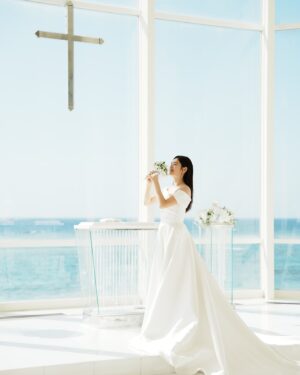 Jessie Fong Win-Lam Instagram - 沖繩篇👰🏻‍♀️ 

點解會選擇喺沖繩行禮？答案係因為一張機票✈️🤭
其實本來我心目中嘅婚禮一路都想喺泰國或者峇里舉行
不過有一日，我上網搶到兩張$10嘅沖繩機票，當我search緊沖繩有咩玩之際，就比我見到呢個咁靚嘅教堂💒 然後就決定去沖繩行禮喇🥰

喺呢個教堂行禮，真係好似迪士尼啲公主咁🥹🩷
*佢都好似王子🙈🙊🙉😝*

就係咁，一切就係由呢兩張$10機票開始😂😂
有時你計劃咗嘅嘢未必實行到，冇計劃嘅嘢又突然之間變咗一個計劃，人生……真係充滿驚喜🤩

好多謝 @tobewed_official 咁靚嘅婚紗俾我帶去行禮🥰我真係好鍾意呢套婚紗🩵

#JR914921 #JR23122724221