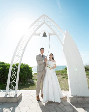Jessie Fong Win-Lam Instagram - 沖繩篇👰🏻‍♀️ 

點解會選擇喺沖繩行禮？答案係因為一張機票✈️🤭
其實本來我心目中嘅婚禮一路都想喺泰國或者峇里舉行
不過有一日，我上網搶到兩張$10嘅沖繩機票，當我search緊沖繩有咩玩之際，就比我見到呢個咁靚嘅教堂💒 然後就決定去沖繩行禮喇🥰

喺呢個教堂行禮，真係好似迪士尼啲公主咁🥹🩷
*佢都好似王子🙈🙊🙉😝*

就係咁，一切就係由呢兩張$10機票開始😂😂
有時你計劃咗嘅嘢未必實行到，冇計劃嘅嘢又突然之間變咗一個計劃，人生……真係充滿驚喜🤩

好多謝 @tobewed_official 咁靚嘅婚紗俾我帶去行禮🥰我真係好鍾意呢套婚紗🩵

#JR914921 #JR23122724221