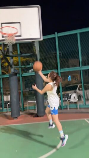 Jessie Fong Win-Lam Instagram - 好！苦練一下穿腰反手上籃

#好耐冇掂過🏀
#一開始真係甩手甩腳🙈
#大家想唔想睇NG🤭
#lamlam99 

Sportswear @uzis.hongkong