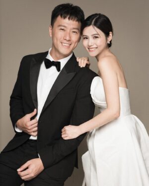 Jessie Fong Win-Lam Instagram - 明天做人妻了👰🏻‍♀️
我現在已經乖乖的獨守空房，等待明天的來臨😊
今晚要好好享受睡眠，因為從今以後，他的鼻鼾將會每幾晚從我的甜夢裏驚醒我🙂直到永遠，阿門🙏🏻
不知我的未婚夫在隔離房做什麼呢？希望他看到我這個post會更加愛我😊 

#最後就是我獨守空房的照片
#JR914921 #JR23122724221

Photography  @thehourgallery
Wedding gown  @tickledpinkbridalhk
BTS Video  @manfo.videography
MUA阿歷  @Stylemybride
Jewellery  @wowfashionhk