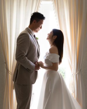 Jessie Fong Win-Lam Instagram - 沖繩篇👰🏻‍♀️ 

點解會選擇喺沖繩行禮？答案係因為一張機票✈️🤭
其實本來我心目中嘅婚禮一路都想喺泰國或者峇里舉行
不過有一日，我上網搶到兩張$10嘅沖繩機票，當我search緊沖繩有咩玩之際，就比我見到呢個咁靚嘅教堂💒 然後就決定去沖繩行禮喇🥰

喺呢個教堂行禮，真係好似迪士尼啲公主咁🥹🩷
*佢都好似王子🙈🙊🙉😝*

就係咁，一切就係由呢兩張$10機票開始😂😂
有時你計劃咗嘅嘢未必實行到，冇計劃嘅嘢又突然之間變咗一個計劃，人生……真係充滿驚喜🤩

好多謝 @tobewed_official 咁靚嘅婚紗俾我帶去行禮🥰我真係好鍾意呢套婚紗🩵

#JR914921 #JR23122724221