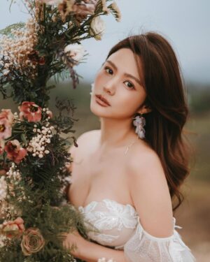Jessie Fong Win-Lam Instagram - 🌾💐🌷🌼🌺🪷🪻🌹🌻🌸

Photographer | @raymond.a7c
Makeup&hair | @co.refashion 
Gown | @abanabridal 
Set design | @the_present_florist