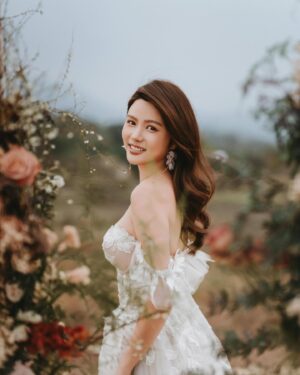 Jessie Fong Win-Lam Instagram - 🌾💐🌷🌼🌺🪷🪻🌹🌻🌸

Photographer | @raymond.a7c
Makeup&hair | @co.refashion 
Gown | @abanabridal 
Set design | @the_present_florist