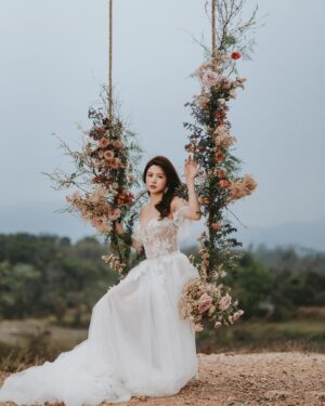 Jessie Fong Win-Lam Instagram - 🌾💐🌷🌼🌺🪷🪻🌹🌻🌸

Photographer | @raymond.a7c
Makeup&hair | @co.refashion 
Gown | @abanabridal 
Set design | @the_present_florist