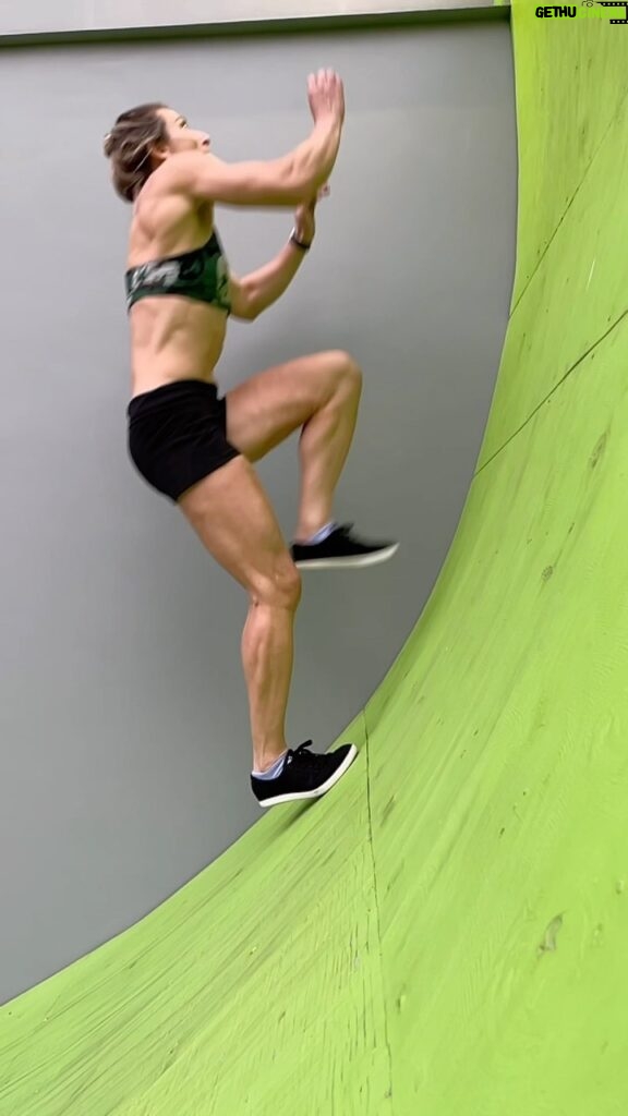 Jessie Graff Instagram - #warpedWall s are good for so many things! Sprints, cardio, coordination… and they’re adjustable! This wall is about 11’6. Add a 3’ trash can, and you’ve got a standard #ninjawarrior wall! This game kept me entertained and gasping for breath for over 40 reps 😂🏀 Thanks @mroc_oceanside for a great training session! @xeroshoes