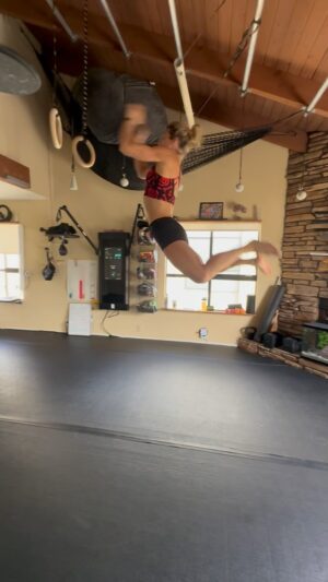 Jessie Graff Instagram - Question for my #ninja friends: There are so many different linking techniques, and I’m wondering if they’ve all been named.  What do you call these poppy little lachés? 
Thanks for the fun workout @carlywopat !  And congrats again on your first #laches !
#ninjawarrior