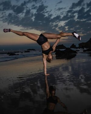 Jessie Graff Instagram - When I want to be barefoot, but it’s just a little too chilly to get my feet wet 🦶 🌊 
#barefootshoes @xeroshoes
📸by @omega_bliss