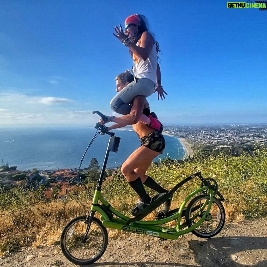 Jessie Graff Instagram - How do you stay motivated to do cardio? Add inspiring people and ridiculous challenges! ☀️⛰️🍓 #ellipticalbike #bicyclebuiltfortwo #tandembike