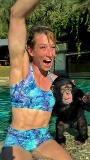 Jessie Graff Instagram - Oh my gosh! What an amazing gift to bond and play with  beautiful baby Vānara at @myrtlebeachsafari ! Thank you so much @mokshabybee_tigers for introducing us and for sharing her rescue story. ❤️
P.S. for those following last week’s story, this is NOT Bubbles! Her reveal will be coming soon!
#chimpanzee #babychimp #babychimprescue