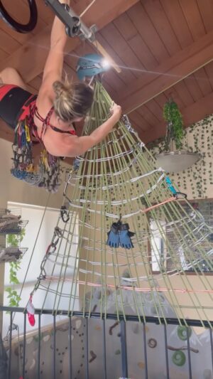 Jessie Graff Instagram - Merry #ClimbingChristmas! All I want for #Christmas is to climb more stuff!
🌲🧗‍♀️🎄
Thank you @hansflorine for getting me totally addicted to bigwall #tradclimbing !