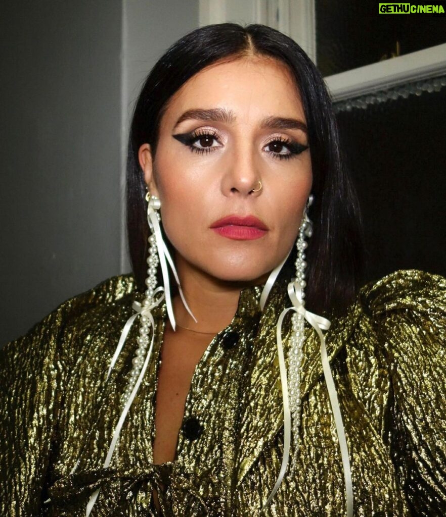 Jessie Ware Instagram - All I want for Christmas are these earrings