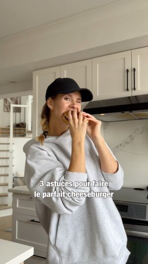Jessika Dénommée Instagram - Voici 3 astuces pour faire le parfait cheeseburger avec le papier parchemin de Reynolds Kitchens. 😬♥️

Première astuce : Utilisez une feuille pour former et congeler les galettes de hamburger. Cette méthode empêche la viande de coller à vos mains ou à la surface.

Deuxième astuce : Utilisez le papier pour appuyer avec une spatule, empêchant la viande de coller. 😬

Troisième astuce : Pour faire fondre le fromage sur votre galette de burger, utilisez une feuille comme couvercle. Cette astuce piège la chaleur autour de la galette et fait fondre le fromage uniformément sans créer de gâchis.