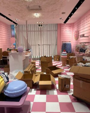 Jessika Dénommée Instagram - Recap weekend ! 🥹♥️

Tellement fière de notre première boutique permanente à la place laurier / Québec 

merci à tous ceux et celles qui se sont déplacé pour venir nous voir 🥹♥️

Nous sommes tellement choyés d’avoir une si belle communauté 😍

Un gros merci aussi à @kandju.bonheurgaranti @caketoi @loccasion_dembellir @wabisabi.matcha @arrow_location Pour avoir rendu l’expérience encore plus merveilleuse ♥️♥️😍