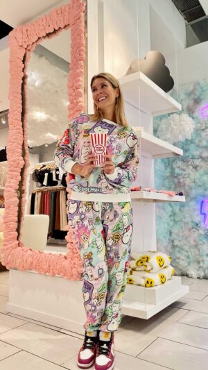 Jessika Dénommée Instagram - We have a store !! 😍❤️

Tellement proud de la Team @popunderwear qui a travaillé si fort pour rendre ce magasin possible !

Ouvert à partir du 29 octobre jusqu’au 31 décembre ! situé au 1455 rue peel , Montréal dans @lescoursmontroyalmall 😍 J’espère que vous allez passer nous voir 🤩

Nous avons également plusieurs autres compagnie avec nous dont @appy.secret , @fj.watches @selvrituel @okovision.ca @cafenoma_ @m_pompon @oycee.clothing @bertal.bougie 😍 Totalement à découvrir ❤️