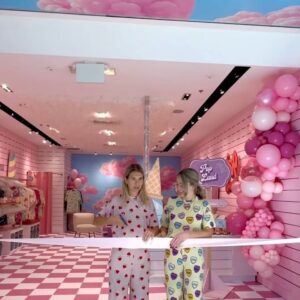 Jessika Dénommée Instagram - Recap weekend ! 🥹♥️

Tellement fière de notre première boutique permanente à la place laurier / Québec 

merci à tous ceux et celles qui se sont déplacé pour venir nous voir 🥹♥️

Nous sommes tellement choyés d’avoir une si belle communauté 😍

Un gros merci aussi à @kandju.bonheurgaranti @caketoi @loccasion_dembellir @wabisabi.matcha @arrow_location Pour avoir rendu l’expérience encore plus merveilleuse ♥️♥️😍
