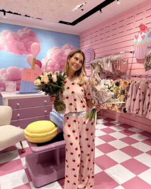 Jessika Dénommée Instagram - Recap weekend ! 🥹♥️

Tellement fière de notre première boutique permanente à la place laurier / Québec 

merci à tous ceux et celles qui se sont déplacé pour venir nous voir 🥹♥️

Nous sommes tellement choyés d’avoir une si belle communauté 😍

Un gros merci aussi à @kandju.bonheurgaranti @caketoi @loccasion_dembellir @wabisabi.matcha @arrow_location Pour avoir rendu l’expérience encore plus merveilleuse ♥️♥️😍