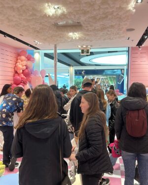 Jessika Dénommée Instagram - Recap weekend ! 🥹♥️

Tellement fière de notre première boutique permanente à la place laurier / Québec 

merci à tous ceux et celles qui se sont déplacé pour venir nous voir 🥹♥️

Nous sommes tellement choyés d’avoir une si belle communauté 😍

Un gros merci aussi à @kandju.bonheurgaranti @caketoi @loccasion_dembellir @wabisabi.matcha @arrow_location Pour avoir rendu l’expérience encore plus merveilleuse ♥️♥️😍