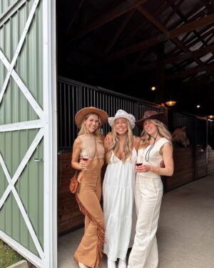 Jessika Dénommée Instagram - Bride to be soon 😍 avec notre amie en OR @virgbrunelle 😍❤️💍.
On a trippé sur Nashville ! Honestly c’est une place insane pour faire un bachelorette 😬 

Jess 👉🏽 Je vous reviens avec les Must à faire très bientot