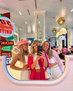 Jessika Dénommée Instagram - Bride to be soon 😍 avec notre amie en OR @virgbrunelle 😍❤️💍.
On a trippé sur Nashville ! Honestly c’est une place insane pour faire un bachelorette 😬 

Jess 👉🏽 Je vous reviens avec les Must à faire très bientot