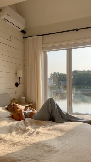 Jessika Dénommée Instagram - Doux moments dans le confort de mon lit, où je me retrouve souvent pour lire, écrire, méditer et dormir. 🥰
Fabriqué localement avec des matériaux durables, @Jumpbed assure continuellement mon bien-être.🥹🫶🏼

Code: JESS5 pour 5% de rabais sur tout en magasin. 😍