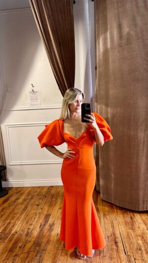 Jessika Dénommée Instagram - C’est quoi ta pref ? 😬😩😩 
Robes : @maisonlprn