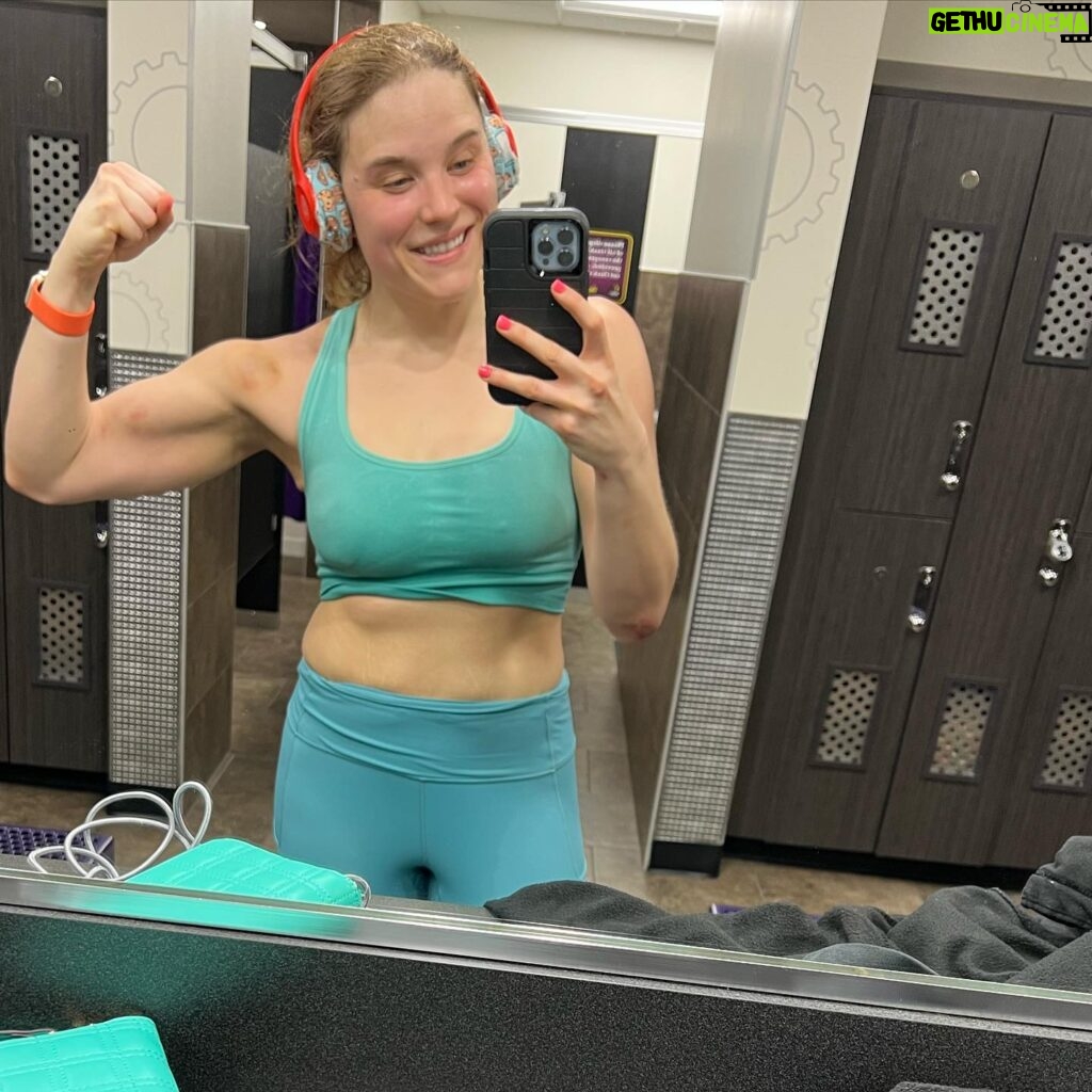 Jessika Evelyn Heiser Instagram - I swear…. Sometimes those days when you feel like garbage 💩 are the days that you have the BEST workouts. (Sometimes no but wow) Didn’t feel like getting in a workout at all tonight. Talked myself into just “doing a little something” to get my heart rate up for active recovery. That turned into: 🌟 30 mins on the stairmaster 🌟 5K on the treadmill 🌟 Some mobility that felt so dang good. If I hadn’t walked through the door I would have never known just how much I was capable of. Trust me, this body has SHOWN UP this week. Proud. 🩵💪🏻 See you tomorrow for Smackdown in Evansville! #smackdown